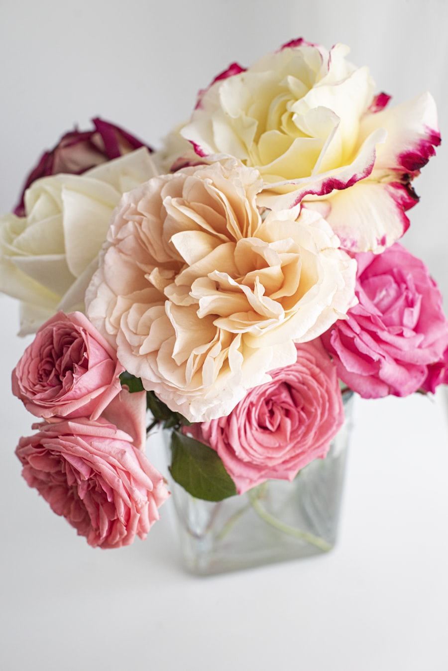 Bruidsboeket met dahlia, roos en eucalyptus